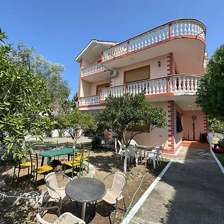 Semesterbostad The Domi Villa&apartments *